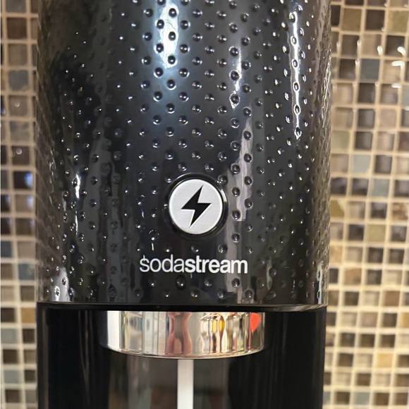 SodaStream One Touch Electric Sparkling Water Maker Bundle (Black) with CO2 - Picture 6 of 8